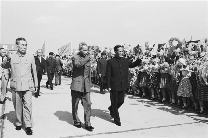 Chinese people warmly welcome a Vietnamese government delegation led by Party General Secretary Le Duan and Prime Minister Pham Van Dong to China, June 1973 (Photo: VNA)