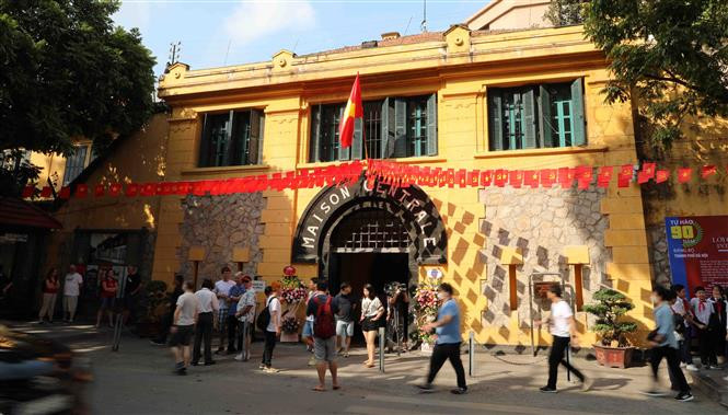 A detention centre controlled by the French during the colonial period, then a prison for American pilots captured during the Vietnam War, Hoa Lo prison historic site is now an attractive museum (Photo: VNA)