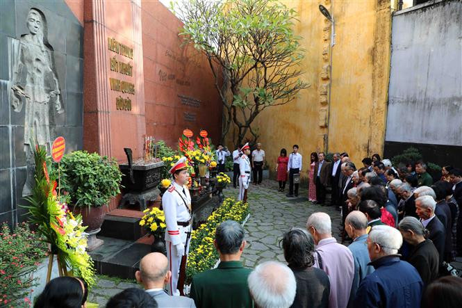 Visitors burn incense to commemorate fallen soldiers who passed away in Hoa Lo prison (Photo: VNA)
