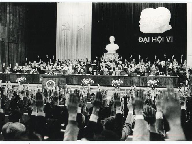 The 6th National Congress of the Vietnamese Communist Party strictly self-criticized its mistakes in the past years, assessed carefully its achievements, analysed mistakes and drawbacks, and set forth all-round renovation policies, December 1986 (Photo: VNA)