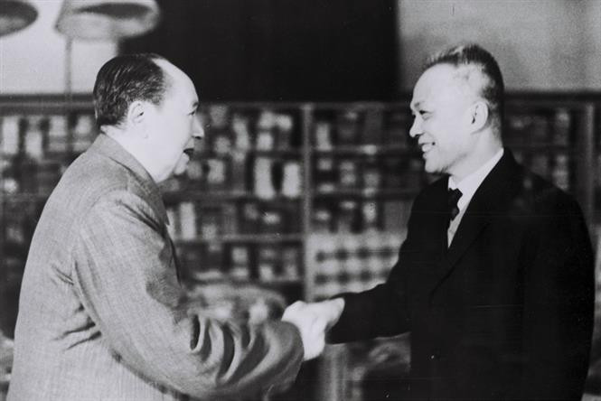 Chinese President Mao Zedong receives Vietnamese President Nguyen Huu Tho, November 19, 1973 (Photo: VNA)
