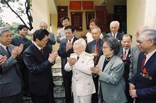 General Vo Nguyen Giap meets with Li Tieying, Vice Chairman of the Standing Committee of the National People's Congress and President of the Chinese Academy of Social Sciences, who led a delegation of former experts and consultants who assisted Vietnam during the country’s revolution against the French as part of their visit to attend the 50th anniversary of Dien Bien Phu victory (Photo: VNA)