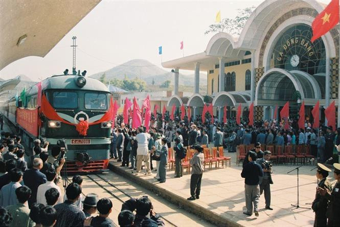 First train departing from China to Dong Dang train station in Lang Son province (February 14, 1996 (Photo: VNA)