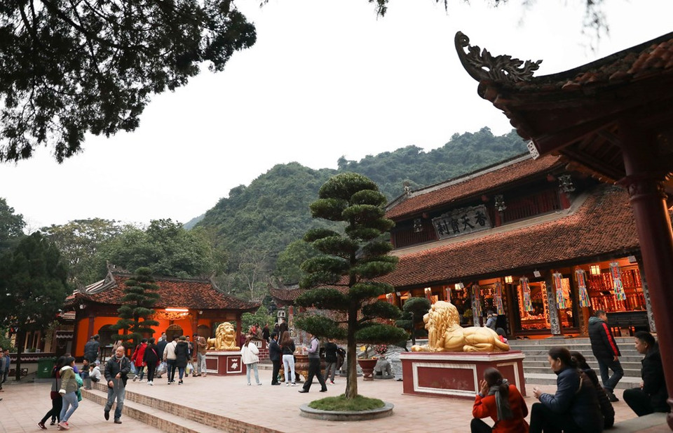 Even before the festival, pilgrims and tourists flock to the pagoda to pray for luck (Photo: VNA)