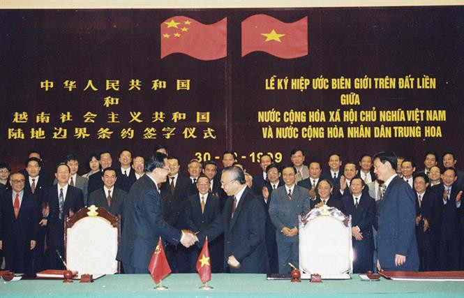 Deputy Prime Minister and Foreign Minister Nguyen Manh Cam and Chinese Foreign Minister Tang Jiaxuan sign Land Border Treaty, December 30, 1999 (Photo: VNA)