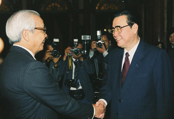 Prime Minister Vo Van Kiet receives Li Peng, Premier of the People's Republic of China as part of the latter’s official visit to Vietnam, November 30, 1992 (Photo: VNA)