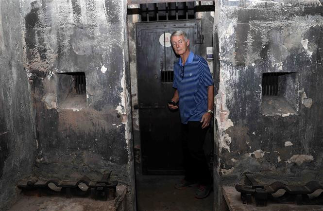 A detention centre controlled by the French during the colonial period, then a prison for American pilots captured during the Vietnam War, Hoa Lo historic site, now a museum, attracts many visitors (Photo: VNA)
