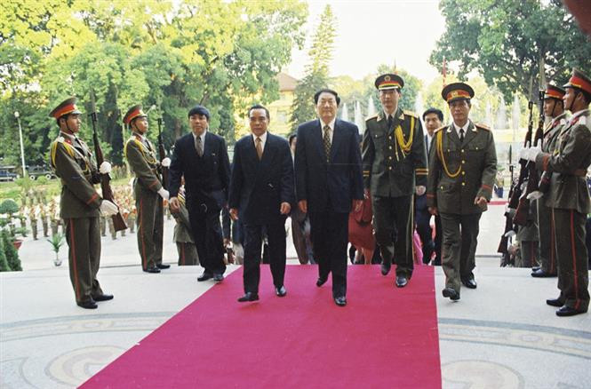 Prime Minister Phan Van Khai welcomes Zhu Rongji, Premier of the People's Republic of China on the occasion of the latter’s visit to Vietnam, December 1999 (Photo: VNA)