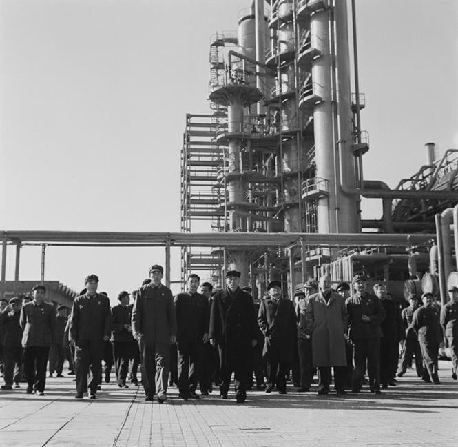 A high-level Party and Government delegation led by Prime Minister Pham Van Dong visits Beijing oil refinery factory in Beijing, China, November 22, 1971 (Photo: VNA)