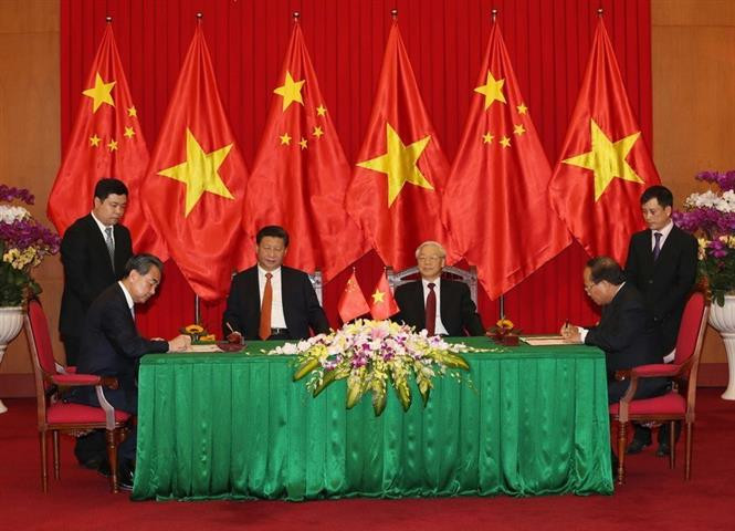 Party General Secretary Nguyen Phu Trong and Chinese Party General Secretary and President Xi Jinping witness the signing of a cooperation agreement on preserving and exploiting tourism in Ban Gioc – Detian waterfalls between the two governments, November 5, 2015 (Photo: VNA)