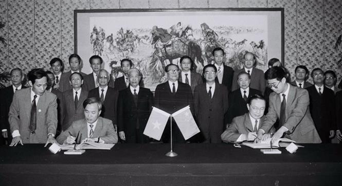 Signing ceremony of Vietnam-China Trade Agreement and Temporary Agreement on Labourers in Border Areas between the nations in Beijing under the witness of Party General Secretary Do Muoi and Chairman of the State Council Vo Van Kiet, November 7, 1991 (Photo: VNA)