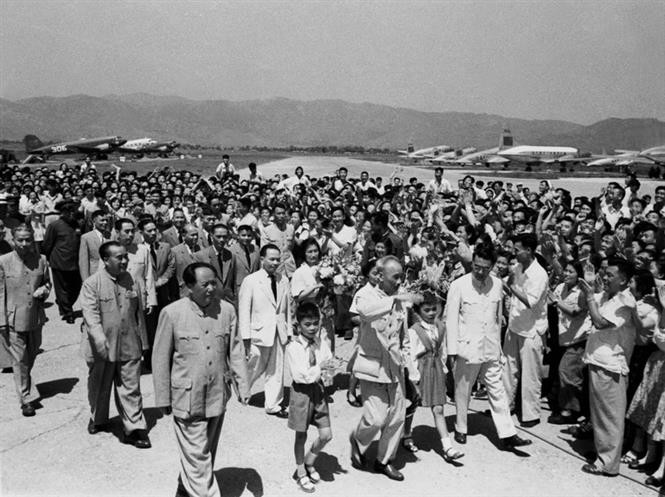 Chinese government officials and people welcome President Ho Chi Minh and Vietnamese government delegation to China, June 1955 (Photo: VNA)