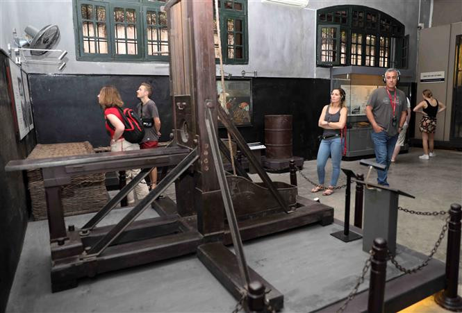 Hoa Lo Prison relic site now becomes an intriguing destination to visit in Hanoi, attracting many domestic and foreign tourists (Photo: VNA)