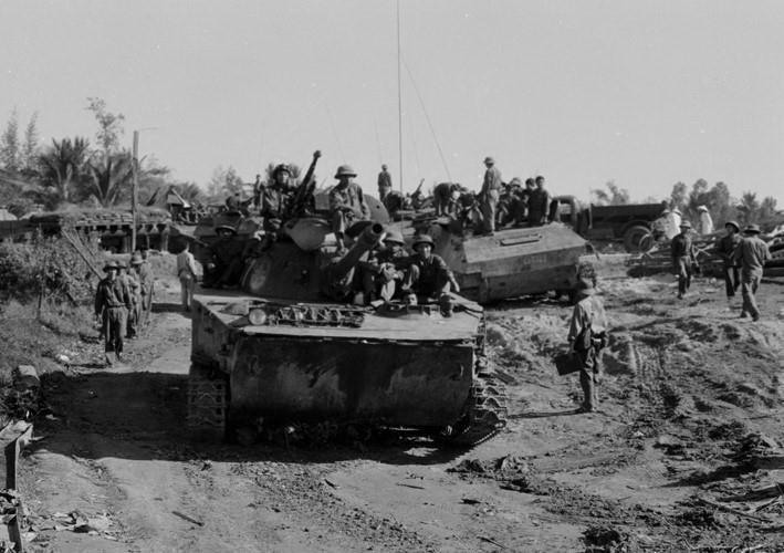 Vietnamese artillery soldiers and tanks march to Quy Nhon city (Photo: VNA)