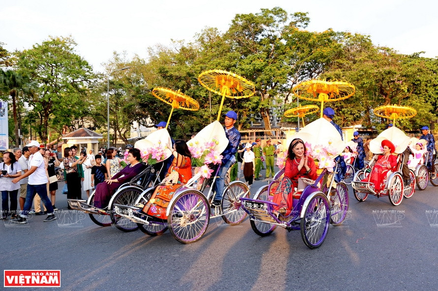 Cyclos in a street carnival in Hue city (Photo: VNA)