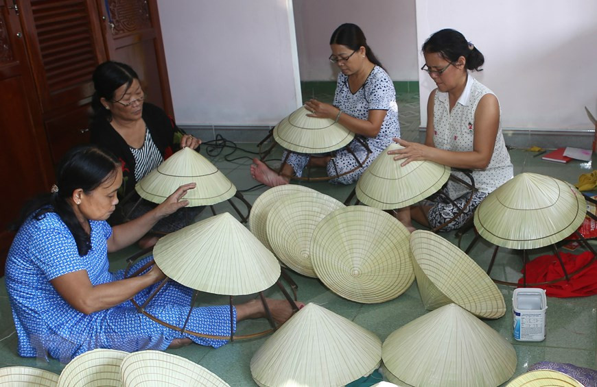 My Lam Conical hat crafting village is a venue for tourists to experience the traditional trade of the locality (Photo: VNA) 