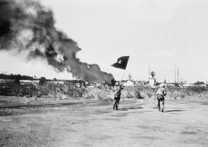 Vietnamese troops attack Hoa Binh airport in Buon Ma Thuot town during the Central Highlands campaign in 1975 (Photo: VNA)