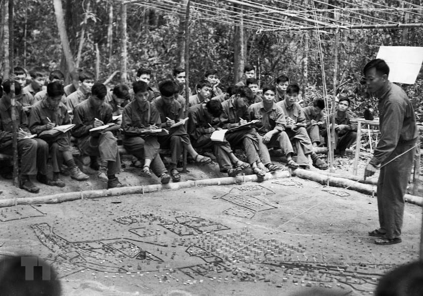 Soldiers under Pleime troop (Gia Lai province) discusses war plans (Photo: VNA)