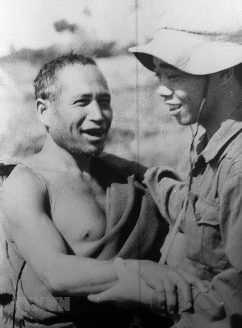 Village elder A Mip in Plei Phien village, Pleiku hugs Vietnamese soldiers in joy on the day the village is liberated (Photo: VNA)