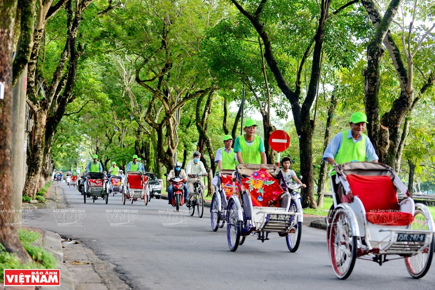 As Hue is a peaceful and green city, many tourists opt for a trip on cyclos to tour the city and enjoy its natural beauty (Photo: VNA)