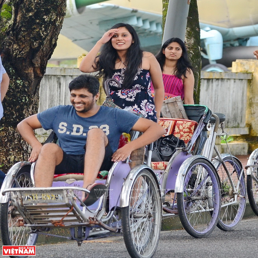 Tourists even could ride cycles to experience the most authentic experience of Hue city’s daily life (Photo: VNA)