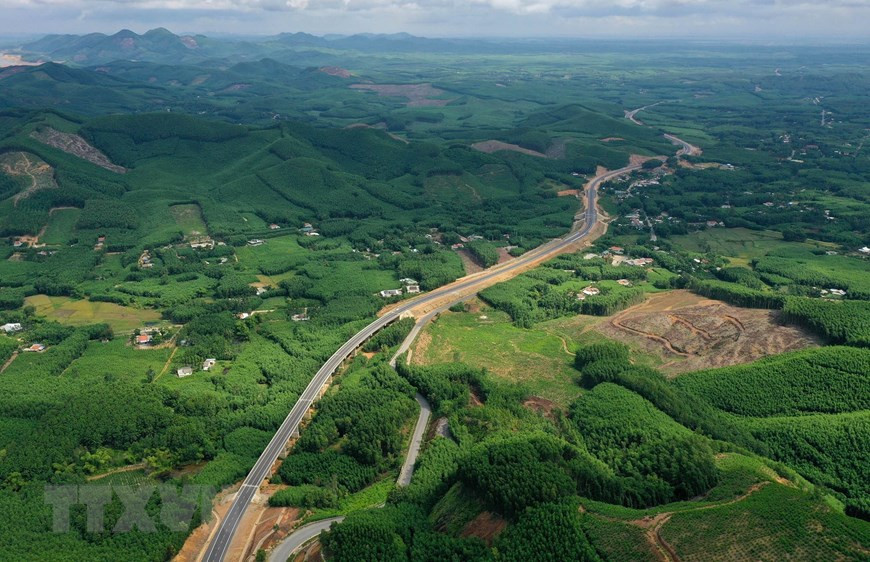 La Son-Tuy Loan expressway, a component of Ho Chi Minh Road project, crosses forests in Thua Thien-Hue province to connect the locality and Da Nang city (Photo: VNA)