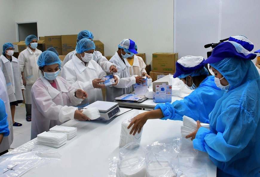 Kim Sora Company Limited in Thua Thien-Hue province produces face masks to distribute to consumers given increasing demands due to COVID-19 (Photo: VNA)