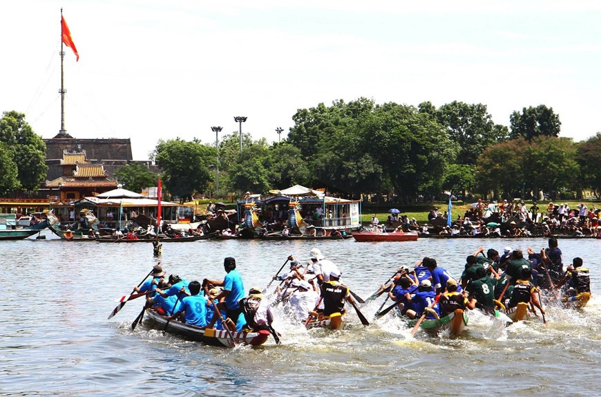 Boat racing within Hue Traditional Craft Festival 2009 (Photo: VNA)