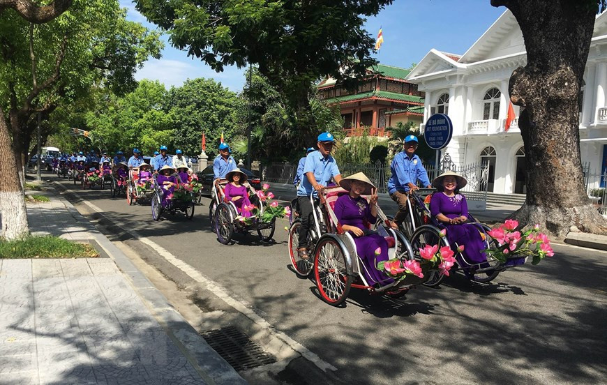 Tourists travel around the ancient capital of Hue on cyclos (Photo: VNA)