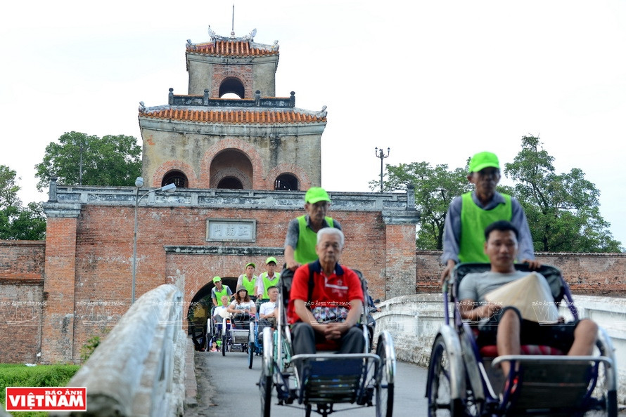 Cyclo tour takes passengers to crucial tourist destinations in Hue former imperial city (Photo: VNA)