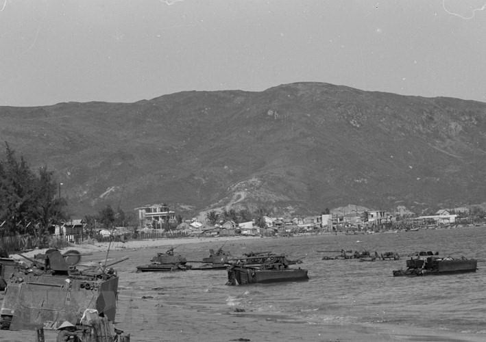 Central Highlands Campaign quickly spreads to Vietnam’s central coastal provinces. In photo: The enemy’s tanks and armored vehicles are chased away by the Liberation Armed Forces in Quy Nhon city, Dinh Binh province (Photo: VNA)