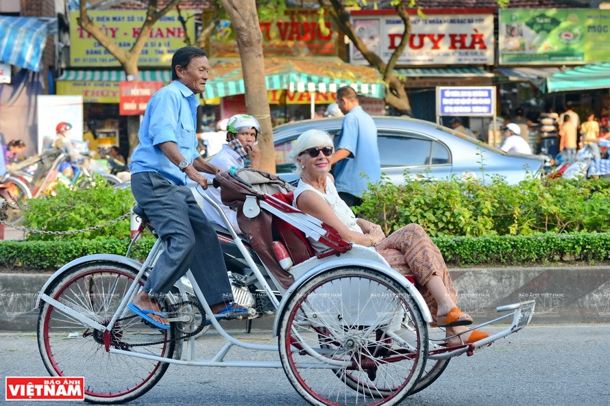 A cyclo (pedicabs) has three wheels with a passenger seat in front and the pedals and the driver's seat behind (Photo: VNA)