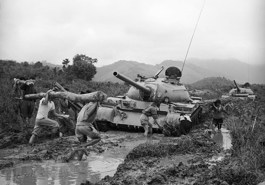 Local militias pave way for Vietnamese People's Liberation Armed Forces’ tanks during Central Highlands campaign, 1975 (Photo: VNA)