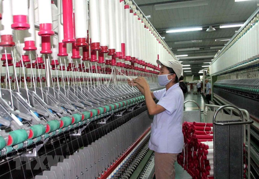 Workers at Hue fibre factory under Hue Textile and Garment JSC (Photo: VNA)
