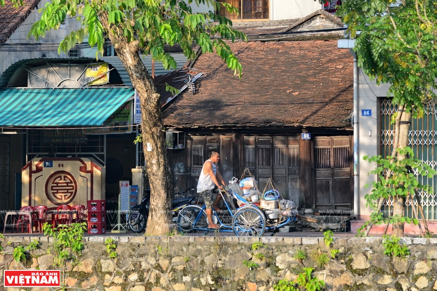 A cyclo carries goods for selling at a local market (Photo: VNA)