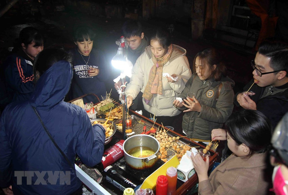 Street vendors selling hotdishes near Hanoi University of Science and Technology are foodies’ favourite amid the tough winter (Photo: VNA)