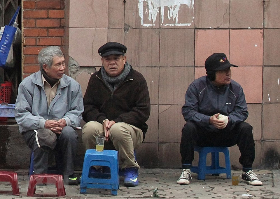 Some others go for hot tea to keep warm (Photo: VNA) 