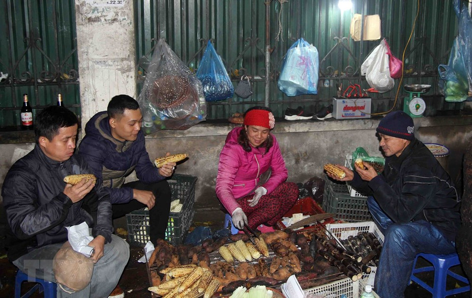 Many people choose grilled yams and corns to heat them up amid the bitterly cold spell (Photo: VNA)