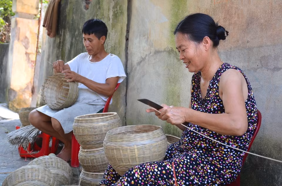 The 100-year-old teapot basket making Goi village is on the verge of extinction, as only senior citizens continue the tradition (Photo: VNA)