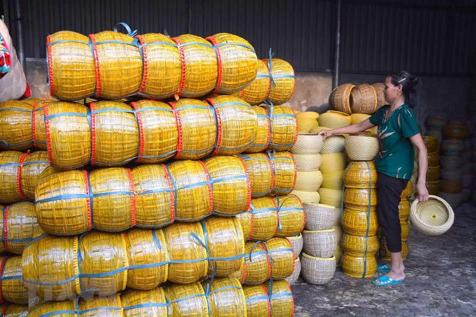 Teapot baskets made in Goi village are sent to many localities across the country for selling (Photo: VNA)