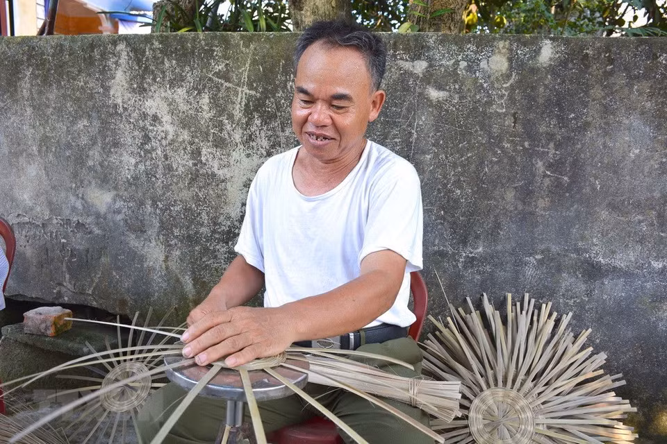 A man in Goi village of My Hung commune weaves the baskets (Photo: VNA)
