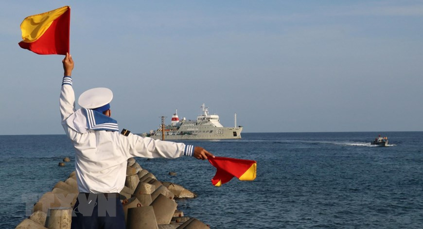 Soldiers on Song Tu Tay island welcomes officers and soldiers aboard Truong Sa 571 ship to visit the island. (Photo: VNA)