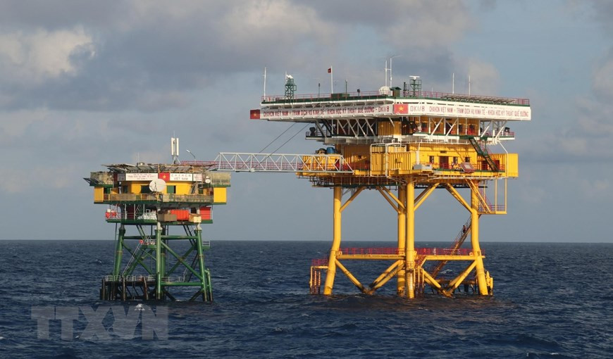 The national flag on the roof of the DK1/8 platform – the Que Duong Economic – Scientific Technology Service Station. (Photo: VNA)