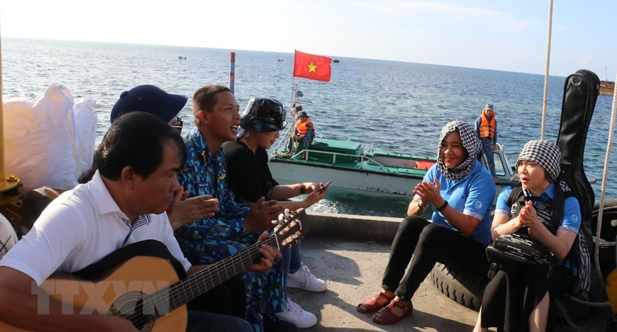 An art exchange between soldiers on Thuyen Chai C island and officers and soldiers from mainland. (Photo: VNA)