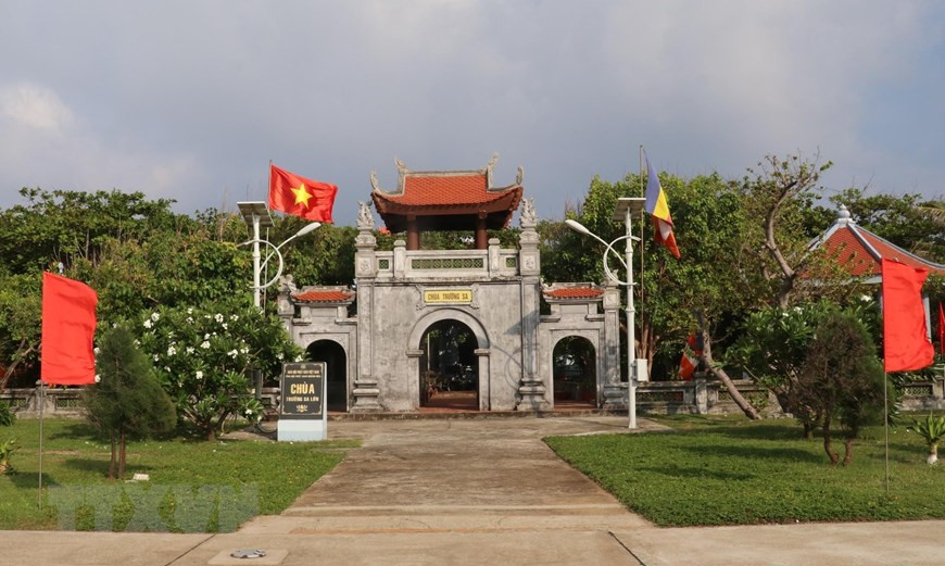 The national flag is hung solemnly in front of the gate of the Truong Sa pagoda in Truong Sa town (Truong Sa district, Khanh Hoa province). (Photo: VNA)