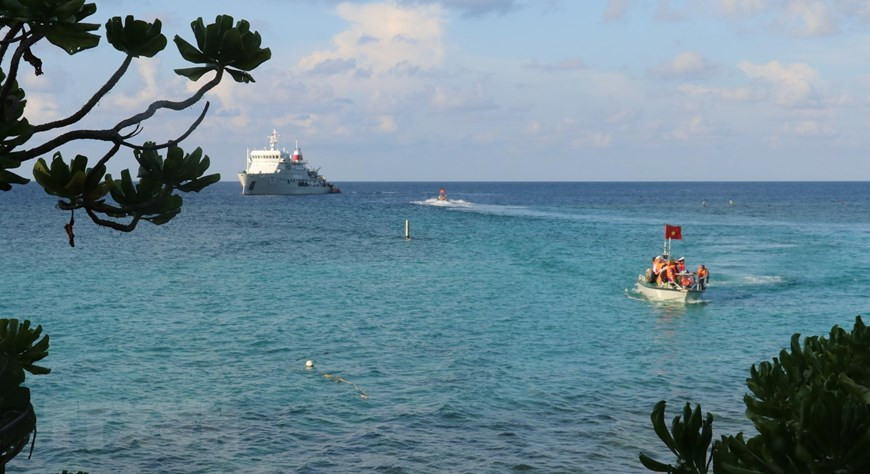 Truong Sa 571 ship anchors near Son Ca island, Truong Sa archipelago (Truong Sa district, Khanh Hoa province), bringing officers and soldiers from the mainland to visit the island. (Photo: VNA)