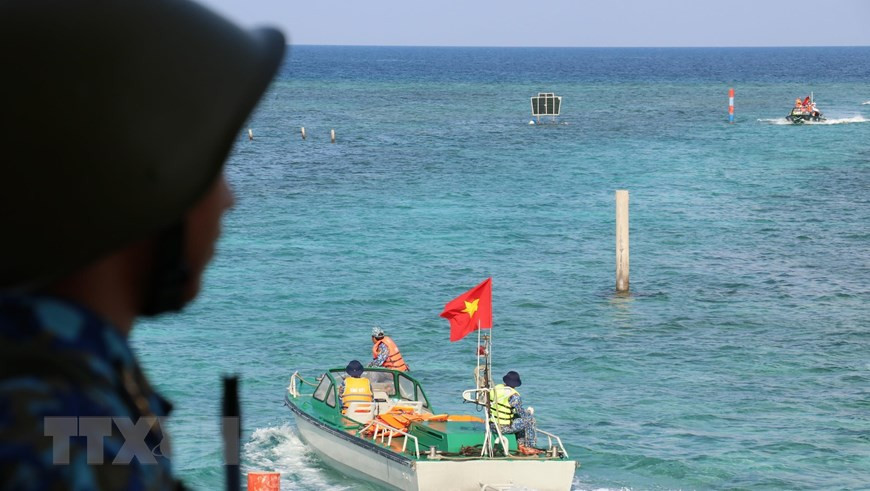 Two motorboats of the Truong Sa 571 ship carry officials and soldiers from the mainland to visit the island. (Photo: VNA)
