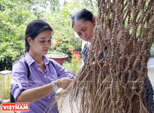 Visitors may experience local craftsmanship in Tan Phong islet (Photo: VNA)