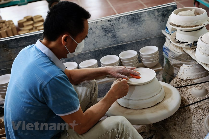 The owner of Tan Long ceramics factory says: 'This whole year, the number of orders has decreased compared to those of the previous years, but orders have remained stable like last year.' Apart from familiar customers, the establishment also welcomes new customers in different provinces with the need to order products to sell online. Bat Trang pottery village is located on the left bank of the Red River in outlying Gia Lam district, about 15 km from downtown Hanoi. This is the oldest and most famous pottery village in Vietnam, attracting the attention of many domestic and foreign tourists before the COVID-19 broke out. Times passed, but Bat Trang ceramic and pottery products always maintain traditional characteristics. (Photo: VietnamPlus)