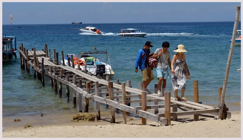 Tourists on the island (Source: VNA)